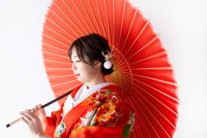和傘を持った色打掛の和装新婦の富山のスタジオフォトウェディング