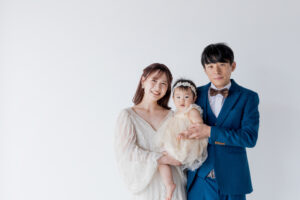 富山のフォトスタジオで子供と一緒に撮影する洋装新郎新婦のフォトウェディング
