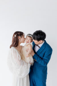 富山のフォトスタジオで子供と一緒に撮影する洋装新郎新婦のフォトウェディング
