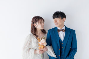 洋装姿の新郎新婦の仲睦まじいフォトウェディング