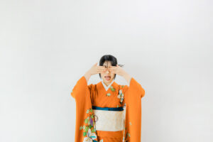 富山で振袖のレンタルをしてフォトスタジオで撮影している様子