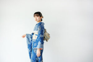 富山のフォトスタジオで青い絞り柄の振袖を着てポーズをとる二十歳の成人式前撮り写真
