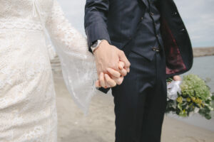 富山の海老江海浜公園で手を繋ぐ洋装新郎新婦のロケーションフォトウェディング