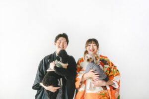富山のフォトスタジオで撮影した和装姿の新郎新婦と愛犬達の仲睦まじいフォトウェディング
