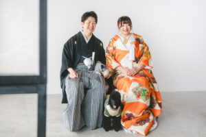 富山のフォトスタジオで撮影した和装姿の新郎新婦と愛犬達の仲睦まじいフォトウェディング