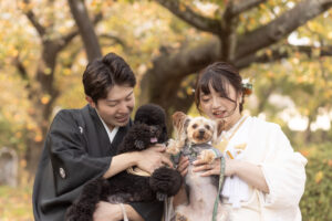 富山の城址公園で和装ロケーションフォトウェディングを行う新郎新婦と愛犬達の前撮り写真