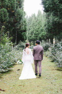 富山の頼成の森で笑い合う洋装新郎新婦の前撮りフォトウェディング
