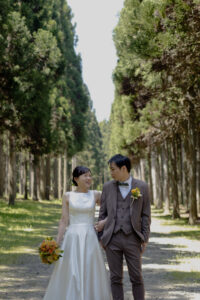 富山の頼成の森で笑い合う洋装新郎新婦の前撮りフォトウェディング