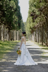 富山の頼成の森で森林の中佇むドレス姿の新婦の前撮りフォトウェディング