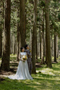 富山の頼成の森で遠くを見つめている洋装新郎新婦の前撮りフォトウェディング