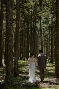 富山の頼成の森で笑い合う洋装新郎新婦の前撮りフォトウェディング