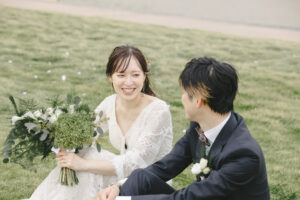 富山の海老江海浜公園で見つめ合う洋装新郎新婦のロケーションフォトウェディング