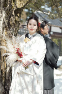 富山の立山寺で和装用ブーケを持つ和装新郎新婦のロケーションフォトウェディング
