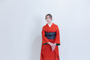 富山のフォトスタジオで赤色の振袖を着てポーズをとる二十歳の成人式前撮り写真