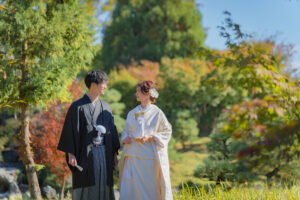 富山の城址公園で和装ロケーションフォトウェディングを行う新郎新婦の前撮り写真