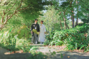 富山の城址公園で和装ロケーションフォトウェディングを行う新郎新婦の前撮り写真