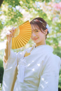富山の城址公園で和装ロケーションフォトウェディングを行う新婦の前撮り写真