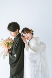 富山のフォトスタジオで撮影した和装姿の新郎新婦の仲睦まじいフォトウェディング
