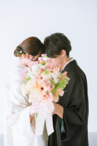 富山のフォトスタジオで撮影した和装姿の新郎新婦の仲睦まじいフォトウェディング