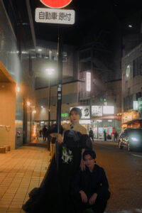 富山の中心街で撮影する新郎新婦の富山ナイトフォトウェディング