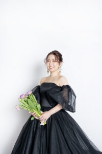 富山のスタジオで黒いドレスの花嫁がチューリップブーケを持って撮影するフォトウェディング