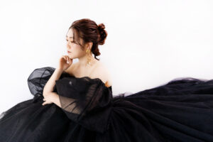 富山のスタジオで黒いドレスの花嫁のヘアスタイルをフォーカスしたフォトウェディング