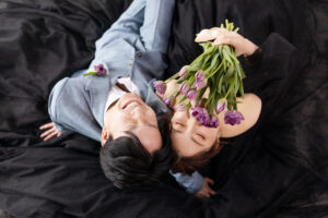 富山のフォトウェディングをスタジオでシンプルに撮影した黒ドレスと水色スーツの新郎新婦の写真