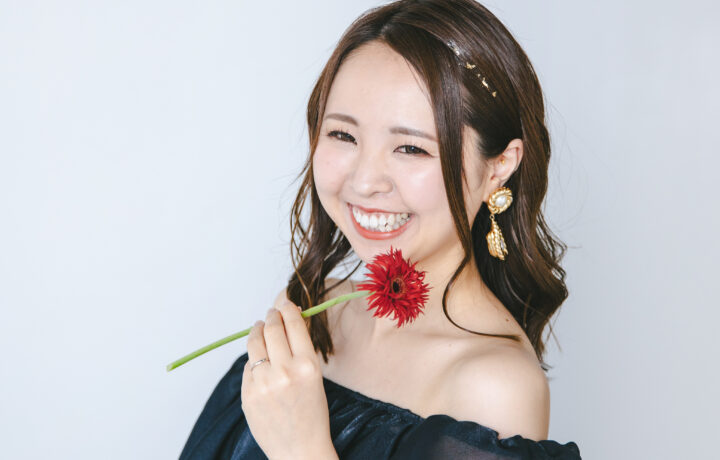 富山でフォトウェディング｜オフショルタイプのブラックドレスが魅力的！
