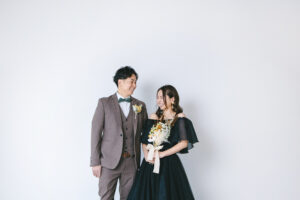 富山のスタジオで黒いドレスの花嫁と新郎が笑い合うフォトウェディング