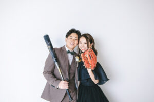 富山のスタジオで好きな野球グッズを持って記念に撮影する新郎新婦の洋装フォトウェディング
