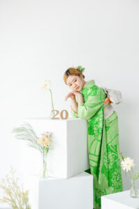 富山のフォトスタジオで振袖を着て前撮り撮影をしている様子