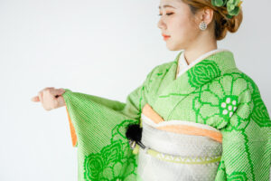 富山のフォトスタジオで振袖を着て前撮り撮影をしている様子