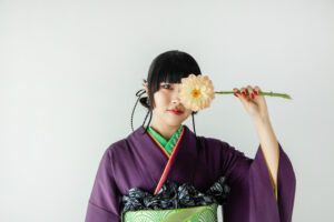 富山のフォトスタジオで振袖を着て前撮り撮影をしている様子