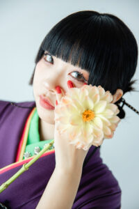 成人式前撮りお花を使ったポーズ