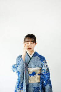富山で振袖のレンタルをしてフォトスタジオで撮影している様子