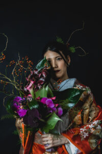 富山のフォトスタジオで撮影したお洒落でかっこいいブーケを持った色打掛の花嫁和装ウェディング