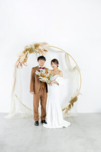 富山のフォトスタジオで撮影した洋装の新郎新婦のフォトウェディング