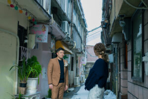 富山のフォトウェディングでレトロな街中での新郎新婦冬のロケーション撮影
