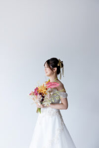 富山のスタジオでブーケを使った洋装花嫁のフォトウェディング