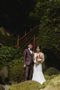 富山の千巖渓で森林ロケーションフォトウェディングを行う洋装新郎新婦の前撮り写真