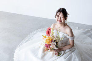 富山のスタジオでブーケを使った洋装花嫁のフォトウェディング