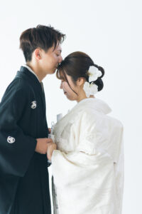 富山のフォトスタジオで撮影した和装姿の新郎新婦の仲睦まじいフォトウェディング