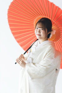 富山のフォトスタジオで撮影した和装姿の新婦の赤い和傘を持ったフォトウェディング