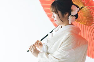 富山のフォトスタジオで撮影した和装姿の新婦の赤い和傘を持ったフォトウェディング