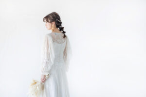 富山のフォトスタジオで後ろ姿を映す洋装花嫁のソロショットフォトウェディング