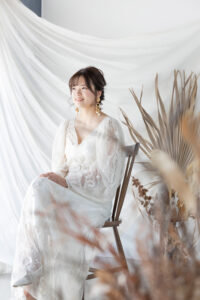 富山のフォトスタジオでドライフラワーと一緒に映る洋装花嫁のソロショットフォトウェディング