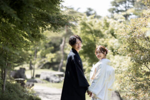 富山の城址公園で和装ロケーションフォトウェディングを行う新郎新婦の前撮り写真