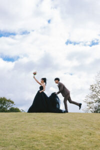 富山の呉羽山公園でポーズを決める黒ドレスの新郎新婦の洋装ロケーションフォトウェディング