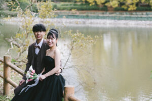 富山の呉羽山公園の池の雨でポーズを決める黒ドレスの新郎新婦の洋装ロケーションフォトウェディング