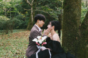 富山の呉羽山公園でポーズを決める黒ドレスの新郎新婦の洋装ロケーションフォトウェディング